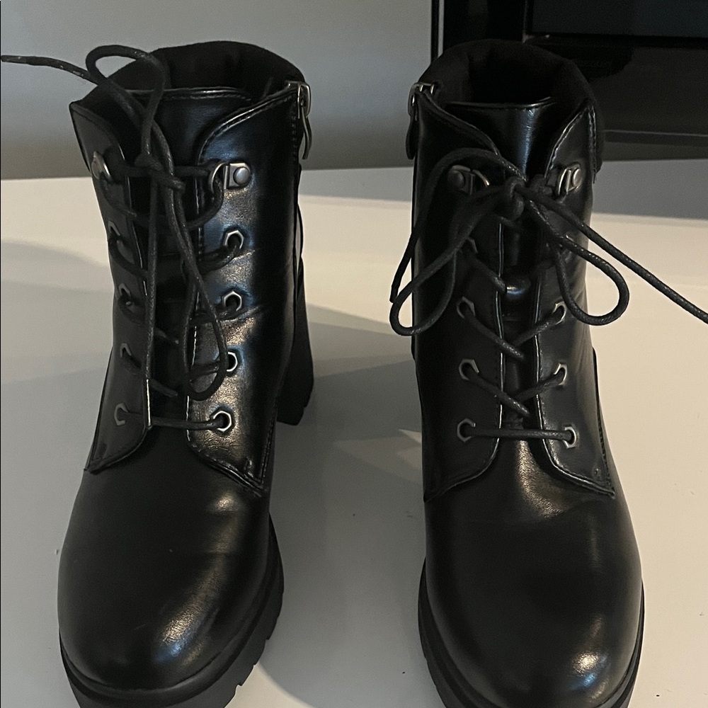 Cushionaire Women’s Remy Lace Up Classic Black Leather Combat And Moto Boots - Picture 2 of 14